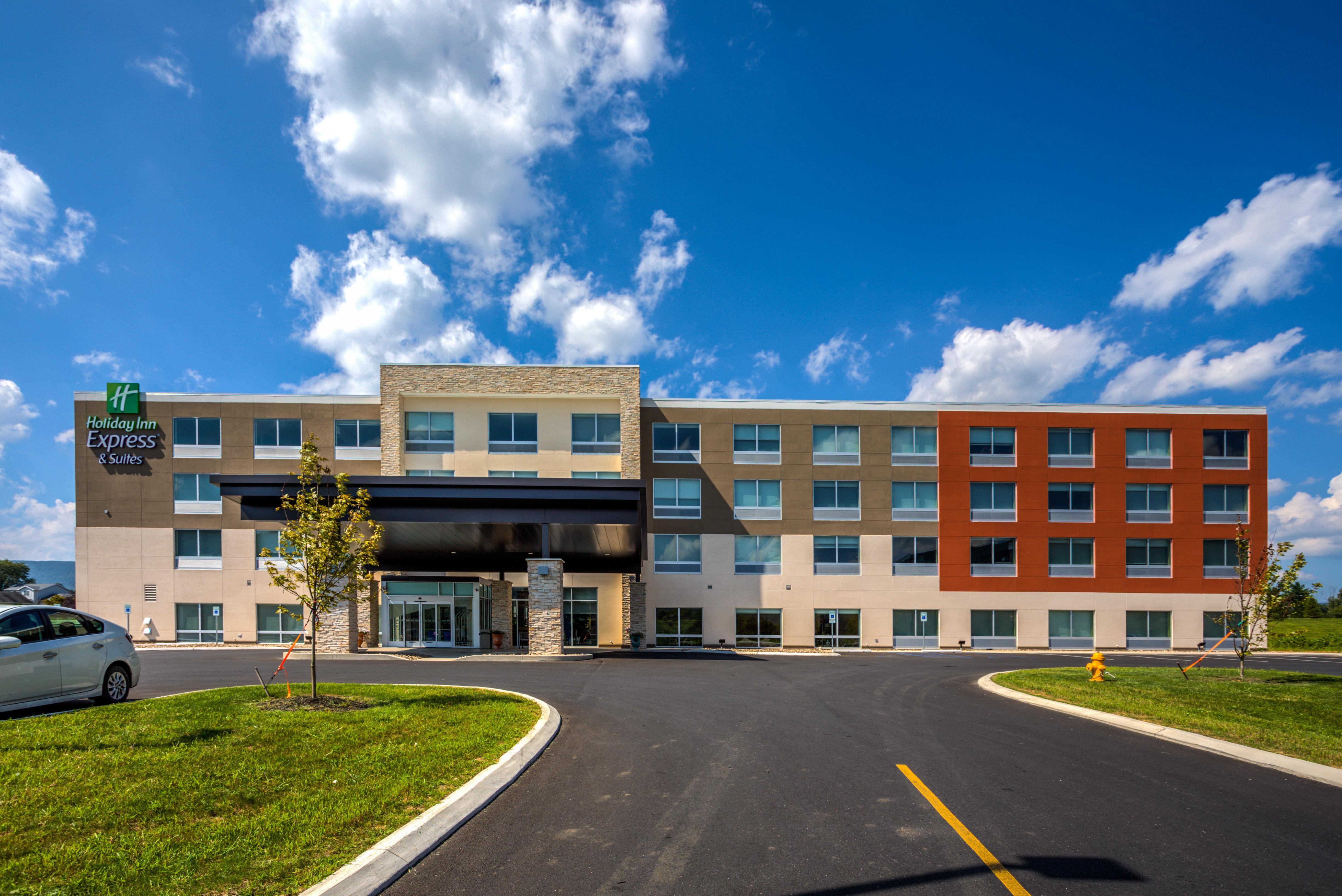 Holiday Inn Express & Suites Reedsville - State Coll Area, An Ihg Hotel Dış mekan fotoğraf